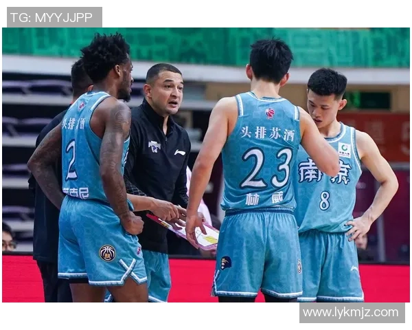 南京篮球队的拼搏历程与大师赛背后的感人故事